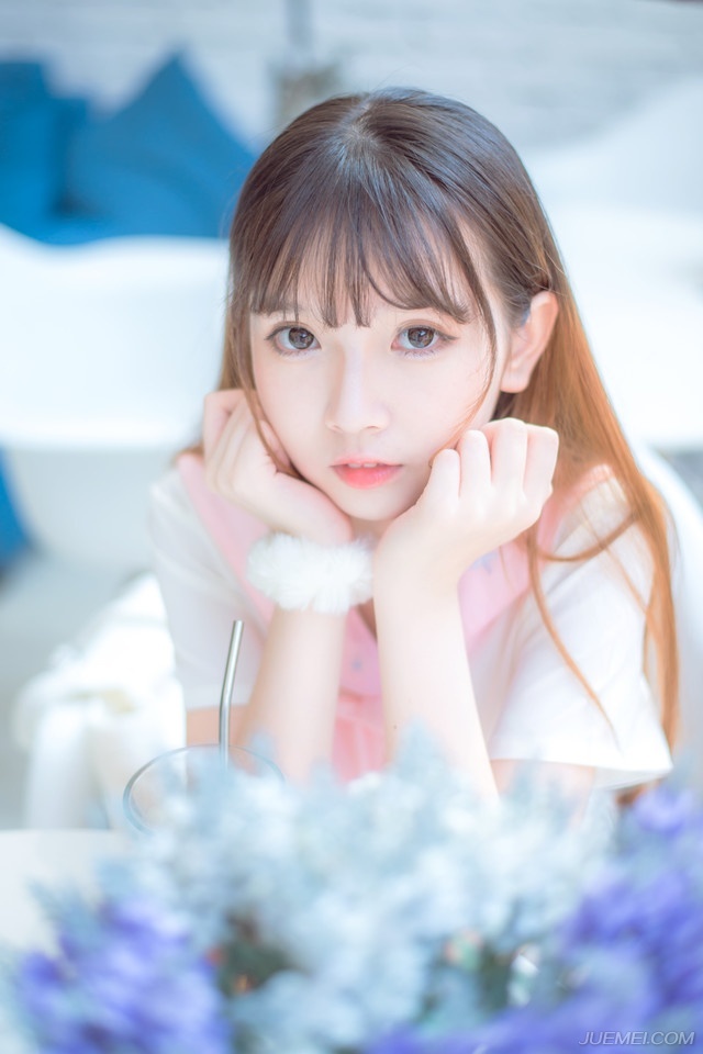 哪怕是他现在还能够指挥的船只，此刻面对江东水军迅捷的变阵，无孔不入的渗透，也只是在方寸之地苦苦支撑着，仿佛在暴风雨中的一叶扁舟，随时可能被浪涛吞没，这是陈到有生以来，打的最憋屈，也最无助的一仗。